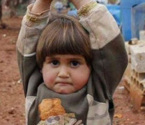 Ужасът на войната! Сирийско детенце вдигна ръце и се предаде на…фотограф