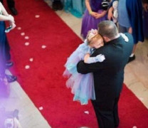 Трогателно! Семейство организира сватбен танц на умиращата си от рак петгодишна дъщеря