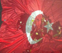 Руснаците на бунт! Канонади от яйца омазаха турските знамена. Посолството на Анкара под прицел!