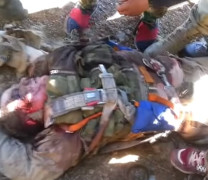 Сирийски джихадисти се гаврят с трупа на сваления руски пилот: Ето я руската свиня, Аллах е велик! (Потресаващо видео) (ВИДЕО 18+)