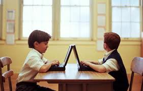 Деца с лаптопи