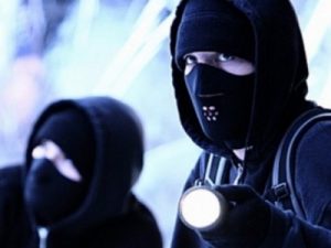 Бандити се извиняват на жертвата за нанесен побой