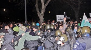 Полицаи бият протестиращи