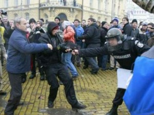 Полицаи бият протестиращи