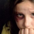 пияна майка пребива дъщеря си заради любовници