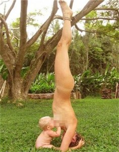 йога майка кърми бебето гола
