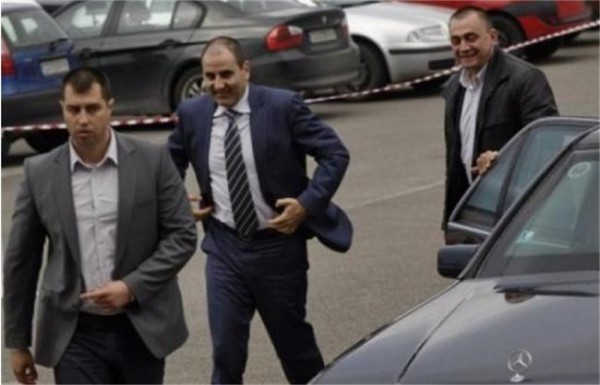 Цецо Ухото е пазен от въоръжени гавази на „Боду COT", охранителна фирма на Румен Пашата