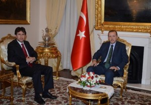 Сорман Исмаилов (вляво) на инструктаж при президента на Турция Реджеп Ердоган