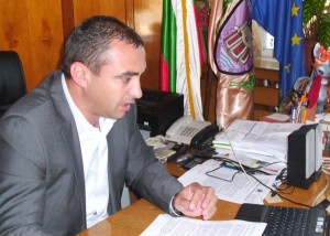 Кметът Иван Грънчаров е от привилегированите по времето на ГЕРБ и се радва на големи пари от еврофондовете