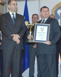 Валентин Цоновски получава награда от Цветан Цветанов за полицай №1 на 2009 г. Антимафиотът бе уволнен от МВР миналата седмица