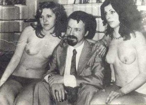 Като изпечен любовчия, Доган винаги се е заобикалял с много жени и на нито една не е останал верен!