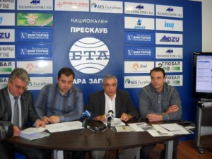 Спас Шопов и Тихомир Томов В средата са участиници в гнусната гавра