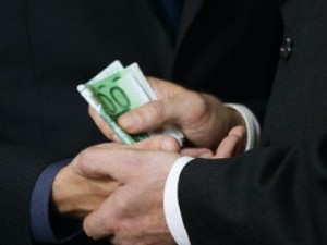 корумпиран Държавата принуждава бизнеса да плаща рушвети