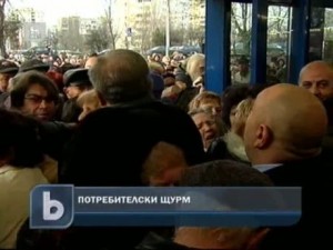 тълпа хипермаркет Блъсканица при отварянето на поредния хипермаркет