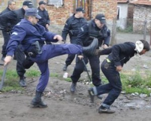 полицаи бият Случаите на полицейско насилие зачестиха през последната година