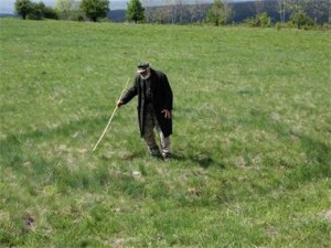 кръг Старец посочва странните кръгове в тревата