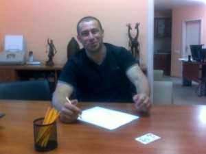 Свидетелят Пламен Устинов, докато пише изобличаващата декларация...