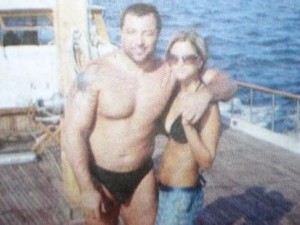 Митъо Очите и любовницата му Силвия, докато разпускат на баровска яхта