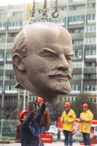 ленин Митьо Очите прегърна учението на Ленин, нехаейки, че преди 21 години целият свят се отрече от него