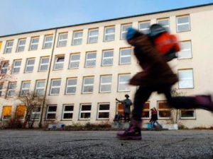 Пияни жени биха бодигард в училище