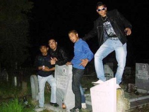 Цигани се гаврят с гробове на българи