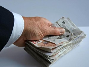 Дянков вдига заплатите във финансовото министерство