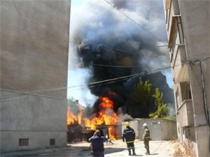 Пожар изпепели половин квартал в Лом