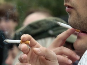 Инспектори глобяват и за пушене на открито