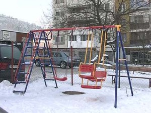 Инспектори глобяват и за пушене на открито