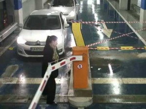 Жена чупи бариера с голи ръце
