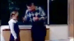 Момиченце ритна учителя в топките и избяга