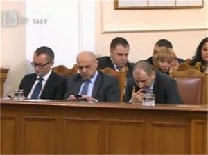 Министри си чатят, докато чакат уволнение