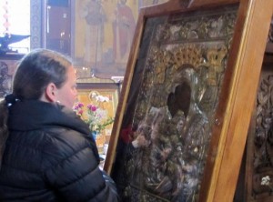 Иконата на Света Богородица заплака