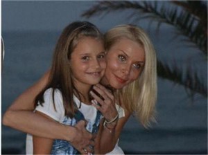 Отвлечената Лара и Моника Добринова