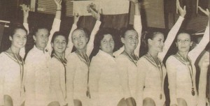 1961 г. Балетният състав при Двореца на пионерите изпълнява „Лебедово езеро". Вера първата вляво