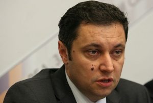 От върл опонент Янето се превърна в паж на Борисов и не смее да гъкне, за да не бъде компрометиран