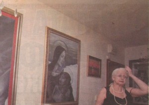 Явора Стоилова до част от платната, рисувани от дъщеря й, които бяха показани в 38-ата й изложба