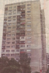 Високата панелка в „Красна поляна", която Зорка и Гоце лансират за пред медиите и съгражданите си като свой основен дом