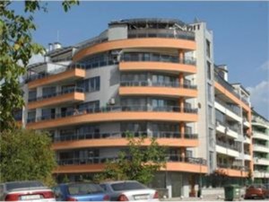 В тази сграда в комплекс от затворен тип Владимир Първанов се сдобил е жилище на двойно по-ниска цена от пазарната