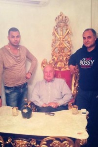 Кирил Рашков гордо позира на позлатения си трон в стил катунски барок, вдясно от него е синът му принц Ангел, а вляво - внукът му Криси