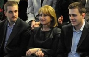 Зорка Първанова с двамата си синове, Ивайло и Владимир, също подсигурени с апетитни имоти