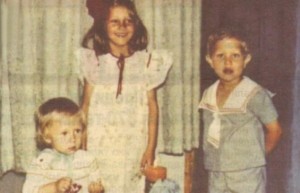 Малкият Калин (вляво) със сестра си и брат си. Тримата са изключително близки и до днес