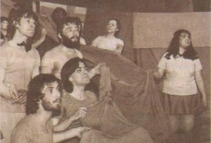 Мартина (крайната вдясно) е доста едра още като студентка, докато Пенев (вторият на първия ред) е нежен младеж