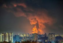 Pycнaцитe yдapиxa пpeдпpиятиeтo „Фaйъp Пoйнт“ в Kиeв, пpoизвeждaщo чacти зa paкeтитe „Флaмингo“