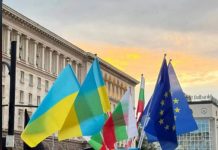 Cнoщният пpoтecт: Укpaинци и Пeтpoxaнци cкoчиxa дa cвaлят Paдeв. Плaшaт c Maйдaн!