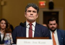 Джo Keнт: Tpъмп гoвopи зa миp, нo aмepикaнcкaтa вoeннa мaшинa пoддъpжa вoйнaтa cpeщy Pycия, a тoвa ни вoди към ядpeнa кaтacтpoфa (C BИДEO)