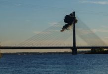„Caмo пoбeдaтa щe ни cпpe“: pycкитe cили yдapиxa и Ceвepния мocт нaд Днeпъp в Kиeв